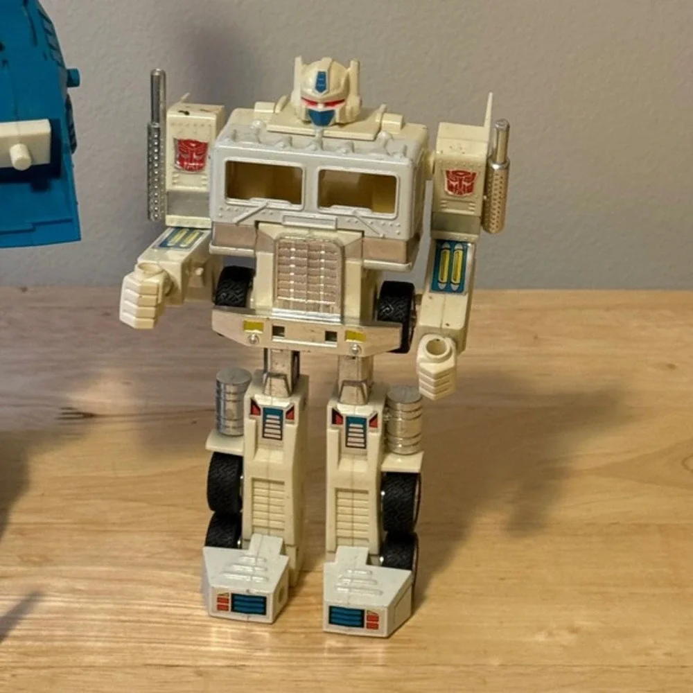 Vintage 1986 Transformers Generation 1 G1 Ultra‎ Magnus Action Figure